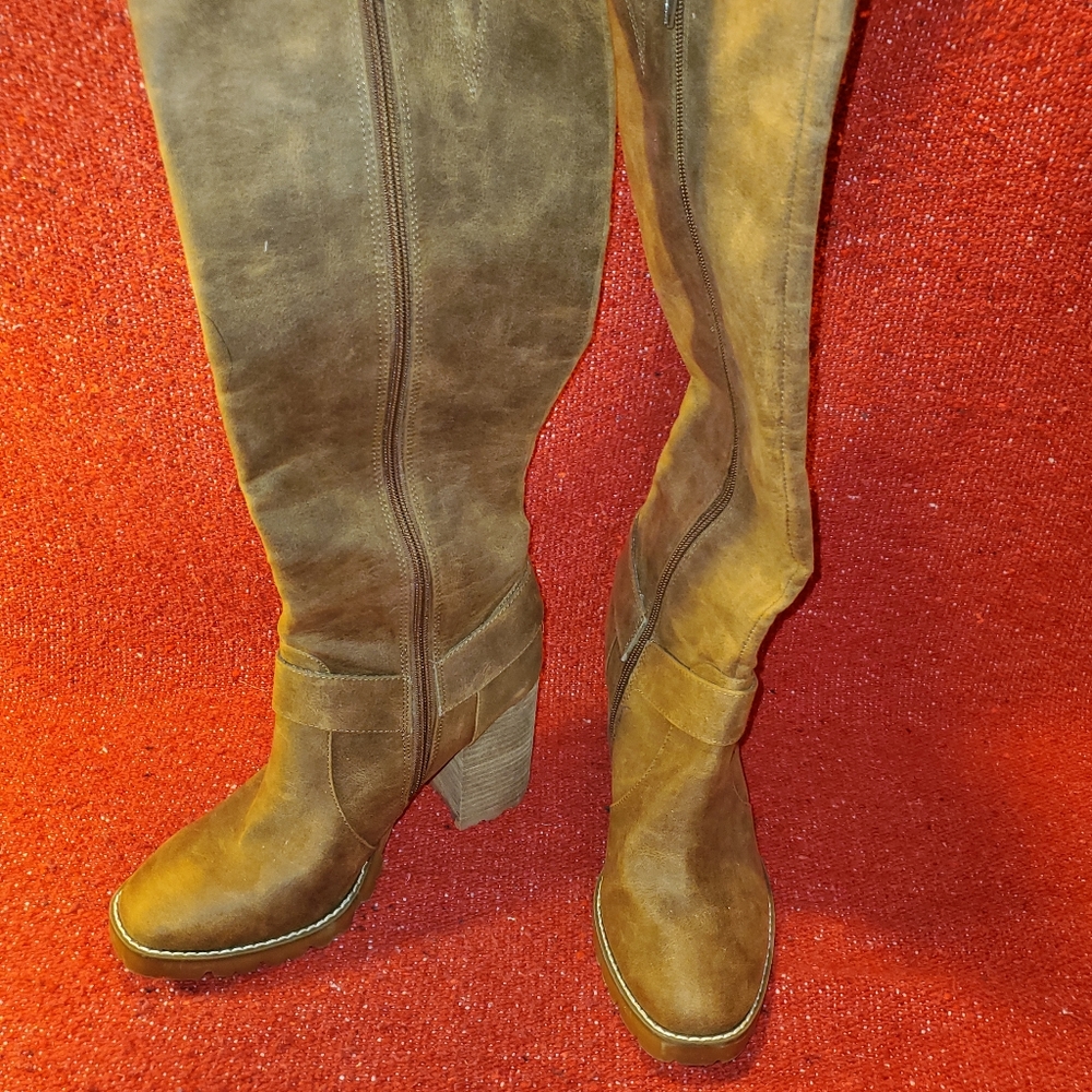 Carlos Santana faux leather chunky Heeled boots.